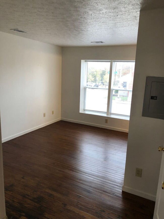 Building Photo - 1 Bedroom Avail AUG 2025;  $840 Monthly. W...