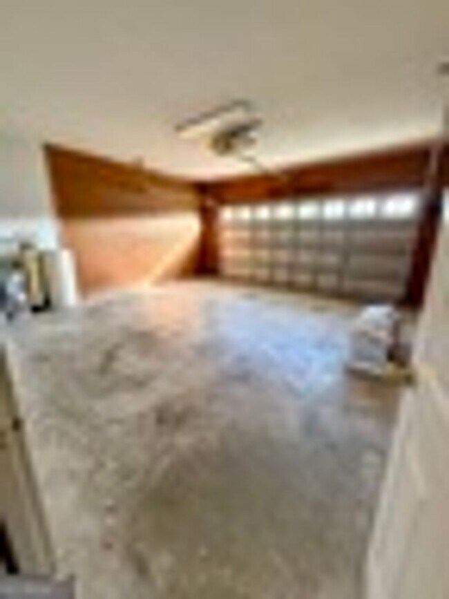 Building Photo - 200 Royal Palms Ave