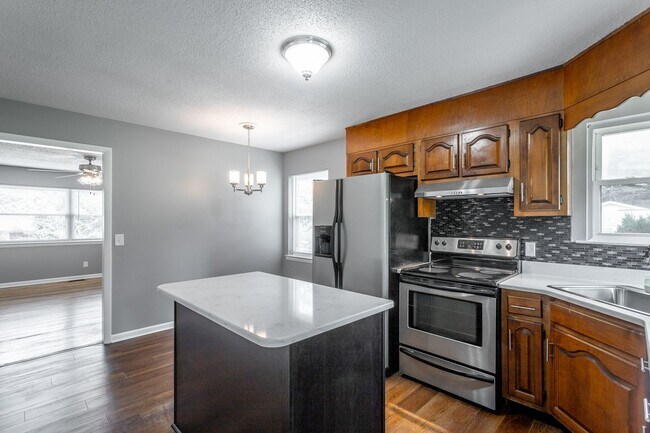 Building Photo - Newly Available! 2 Bedroom 1 Bathroom in the Heart of Hixson!