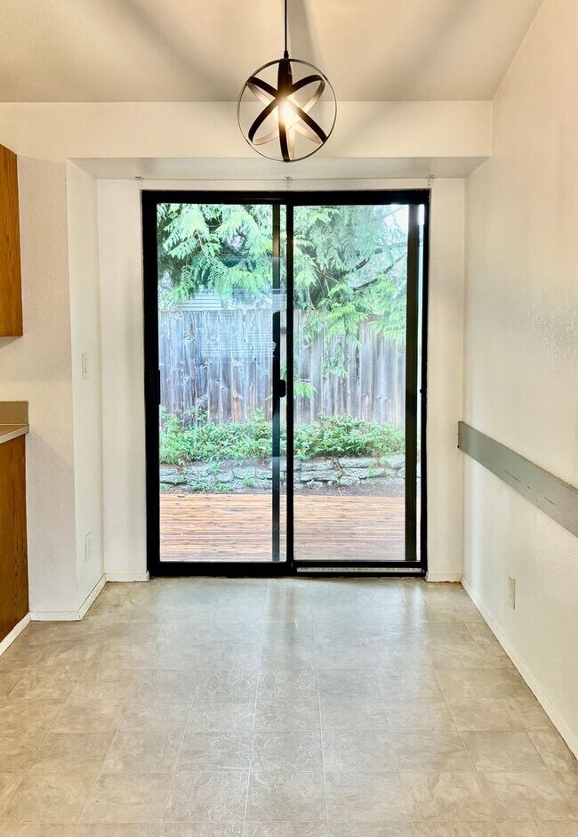 Building Photo - 3 Bed / 2 Bath Kirkland-Finn Hill rambler $3,395/month