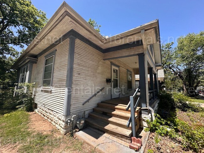 Building Photo - $880 - 2 bedroom/ 1 bathroom - Single Fami...