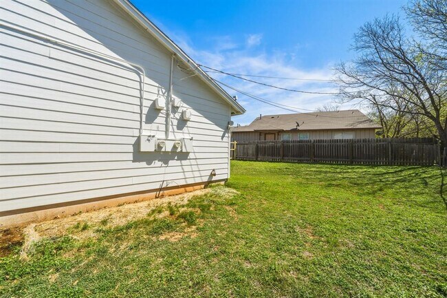 Building Photo - 513 Texas Ave