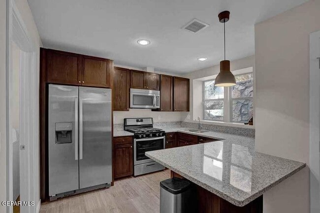 Building Photo - 4016 Camelot Heights Dr