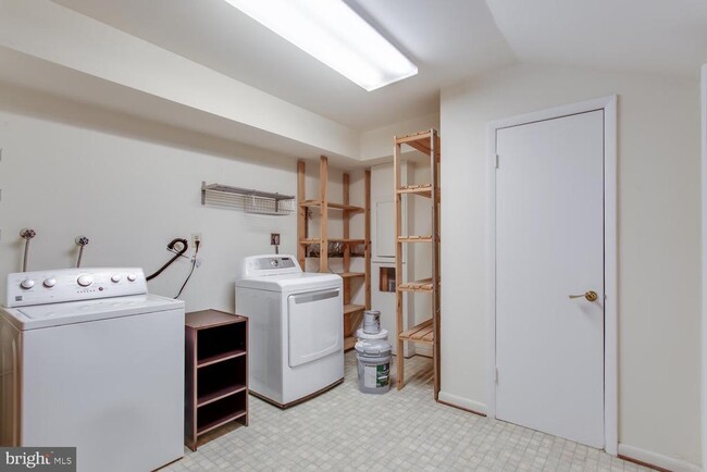Building Photo - 11121 Watermans Dr