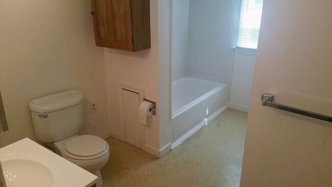 Building Photo - Rare pet-friendly downtown rental with off street parking and fenced yard!