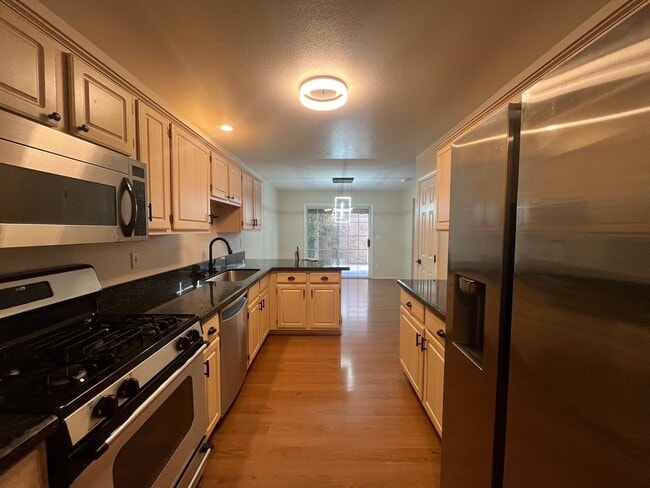 Building Photo - Charming Oversized 2 Bed, 2 Bath Townhouse...