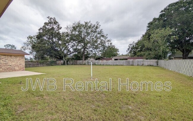 Building Photo - 1620 Bay Cir E
