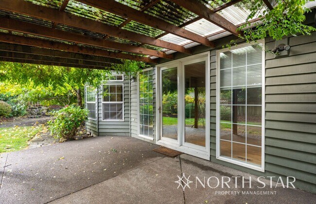 Building Photo - Spacious Elegance in Lake Oswego