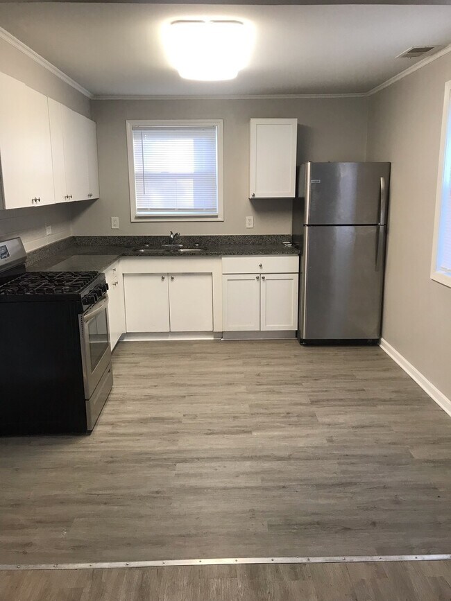 Building Photo - 17 Oak Ln