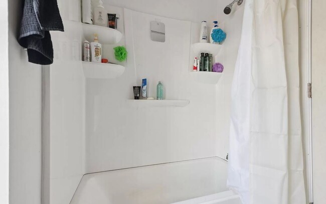 Building Photo - Stunning 6-Bedroom Townhome Near Temple University! Available August 2026!