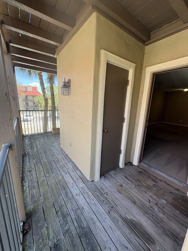 Building Photo - Large 2 bedroom 2 bath Condo