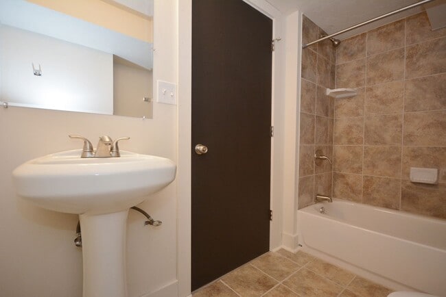 Building Photo - SPACIOUS AND MODERN HOUSE IN OAKLAND AVAILABLE AUGUST!