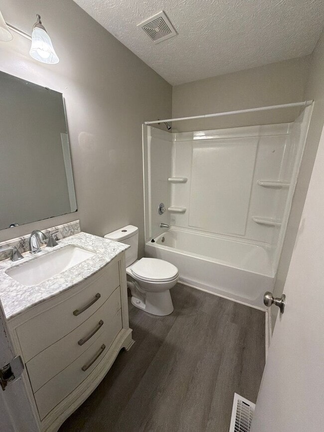 Building Photo - NEW LISTING!!