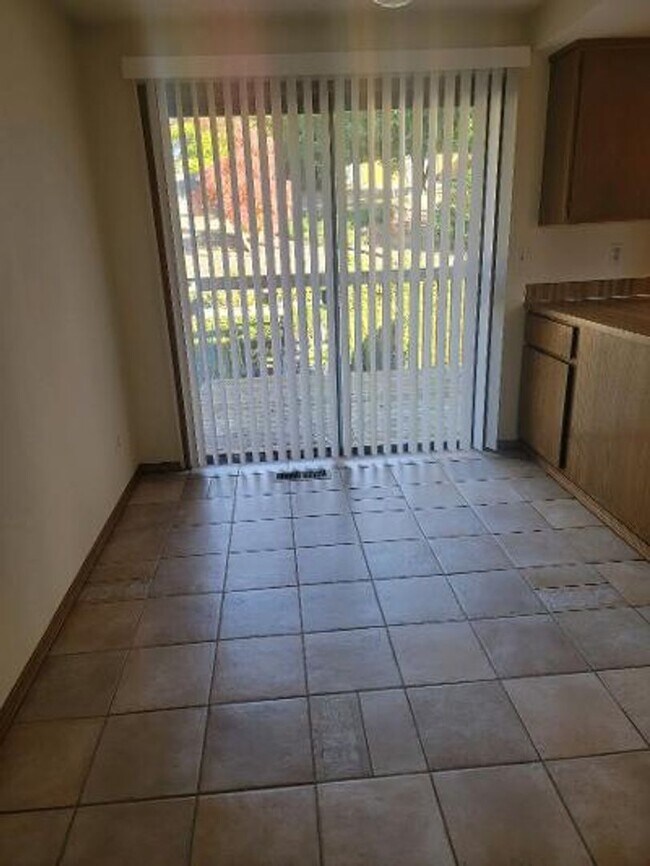 Building Photo - Classic North Tacoma 4 Bedroom Tri-Level with Peak a Boo View!