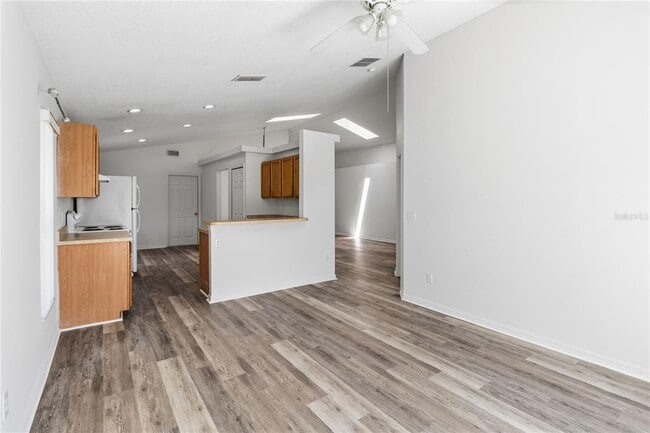 Building Photo - 210 Pine Cone Dr