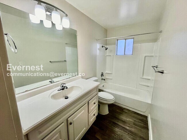 Building Photo - 534 E Huntington Dr