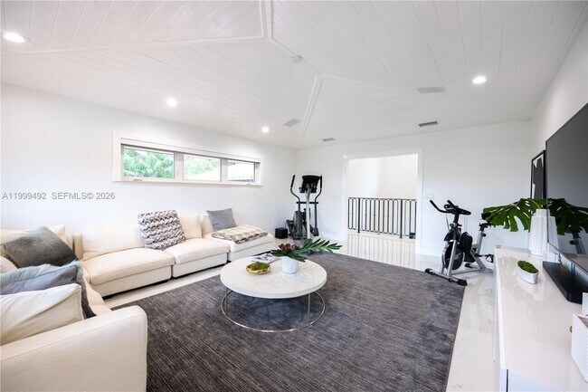 Building Photo - 7125 Los Pinos Blvd