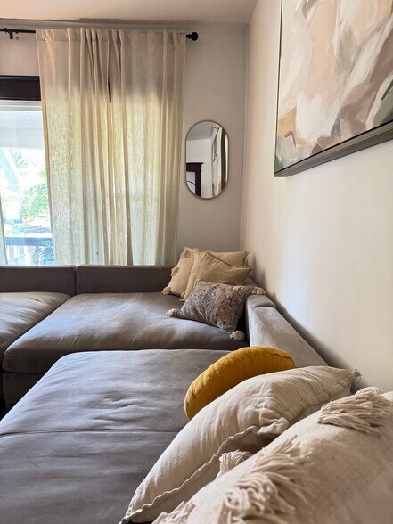 Building Photo - 951 Tecumseh St