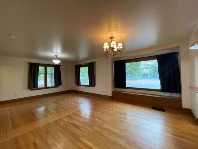 Building Photo - Close to GU Campus