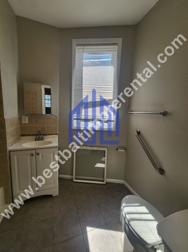 Building Photo - Spacious 8 Bedroom Single Family House in ...