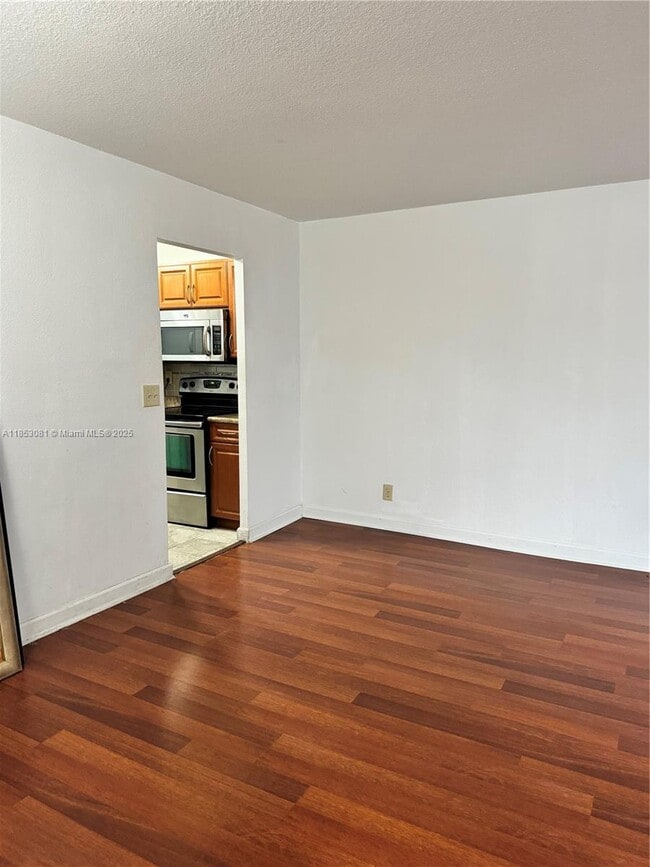 Building Photo - 10028 Twin Lakes Dr