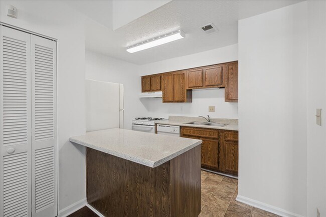 Building Photo - 1205 Natchez Trce SW