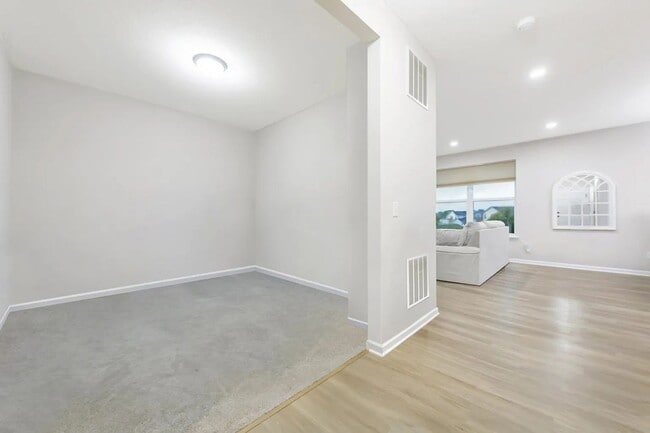 Building Photo - Beautifully updated lakeville 4 bedroom available for lease!