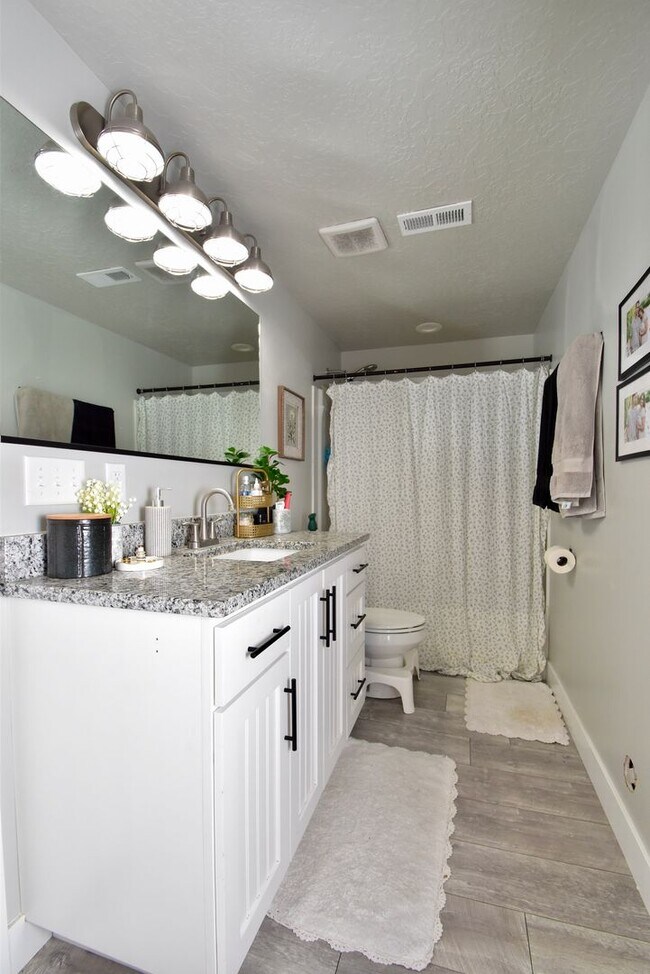 Building Photo - Spacious 5 Bed in Herriman Home in Prime Location!