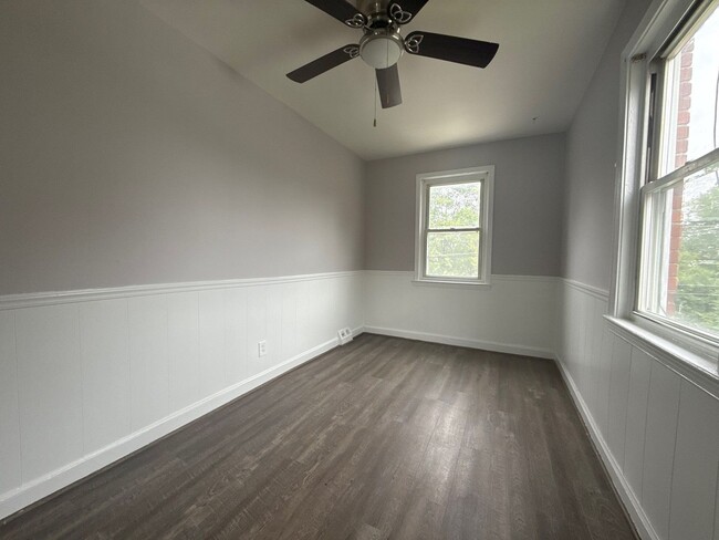 Building Photo - 556 Chalcot Square