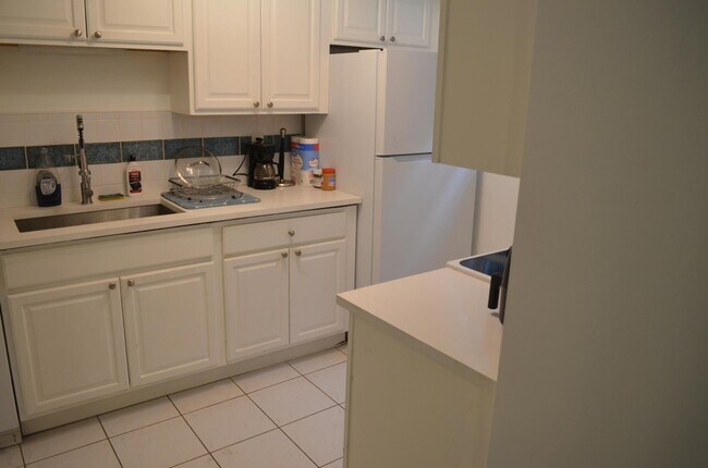Building Photo - 658 NE 6th Ct
