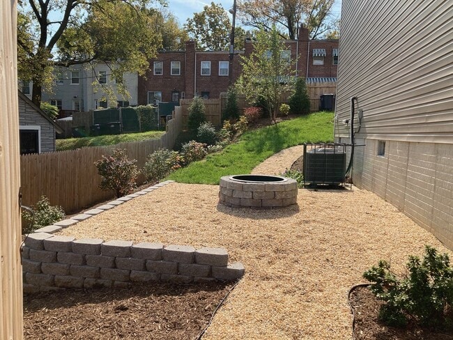 Building Photo - Gorgeous and Spacious Renovated 4br/3.5ba ...