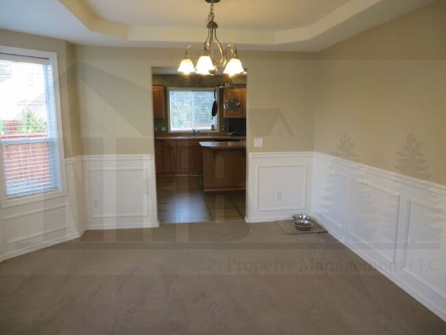 Building Photo - Gorgeous 4 bedroom House in a highly desir...