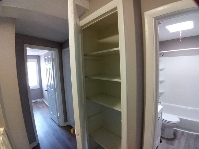 Building Photo - 3Br/1.5Ba Fully Renovated Townhouse