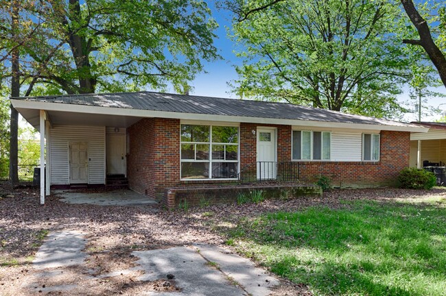 Building Photo - 1707 Buena Vista Cir SE