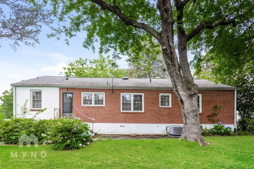 Building Photo - 2313 Eastway Rd