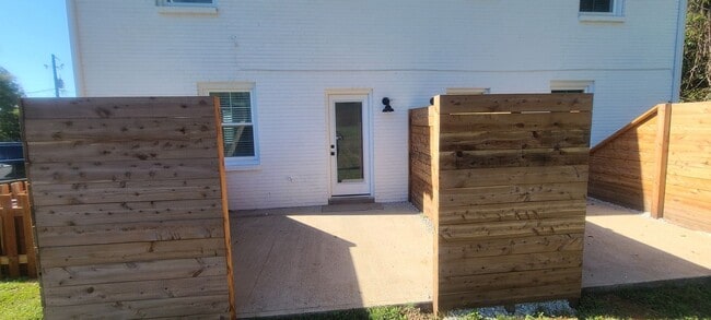 Building Photo - Completely Renovated 2BR, 1.5BA Duplex in West Nashville!