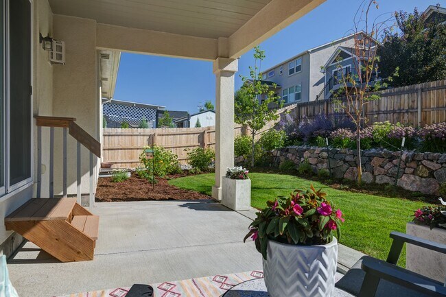 Building Photo - Beautiful "like new" home available for re...