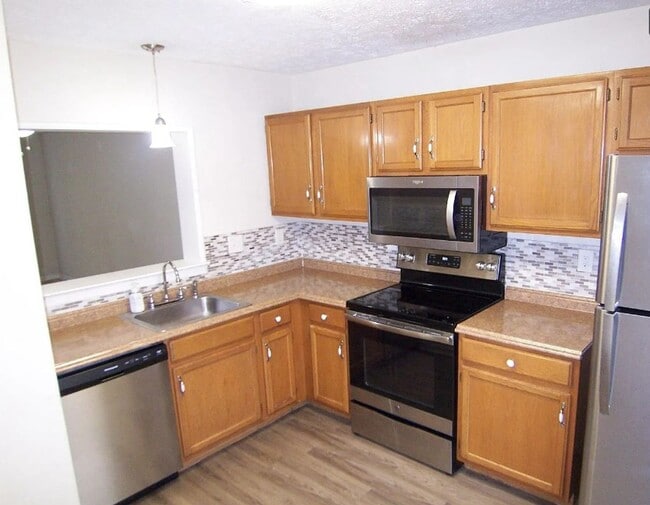 Building Photo - Middle River Townhome!