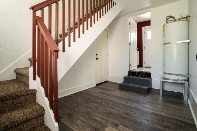 Building Photo - 3-Bedroom 2 Bath Classic Cape Cod House  (...