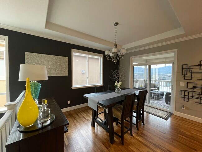 Dining area with views! That's a wine rack on the wall! - 1410 Promontory Bluff Vw