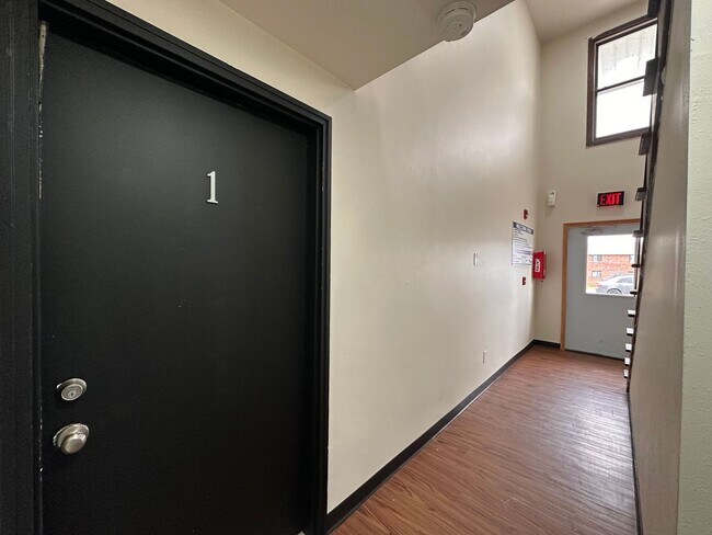Building Photo - Noble Estates ||