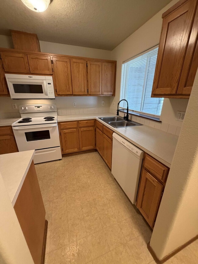Building Photo - 3 Bedroom / 1.5 Bathroom Duplex Unit - Nearby Transportation, Milwaukie Marketplace and King Road...
