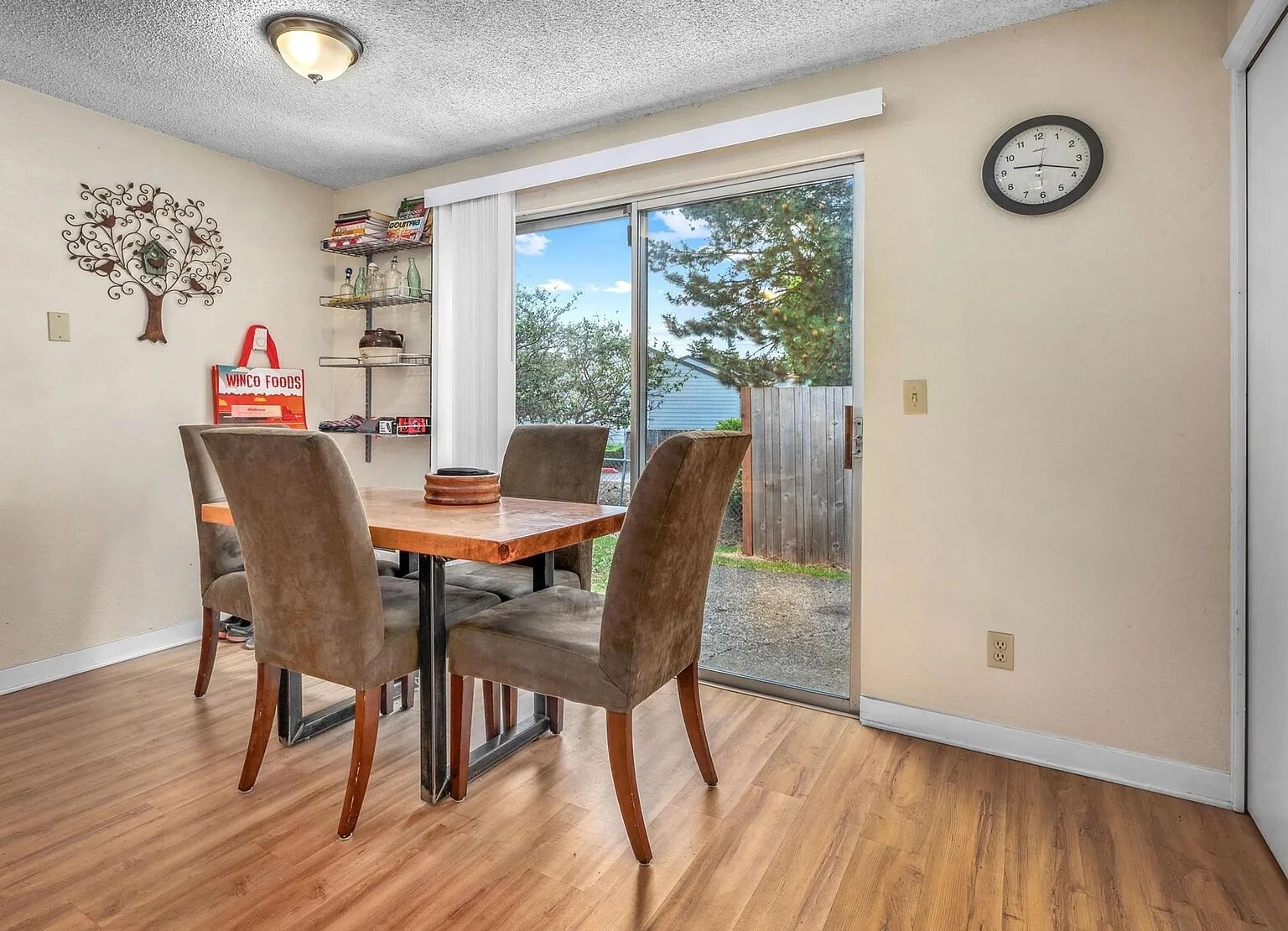 Building Photo - 208 SW Wallula Ave