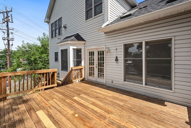 Building Photo - 3 Bed 2 Full Bath 2 Half Bath - Silver Spr...