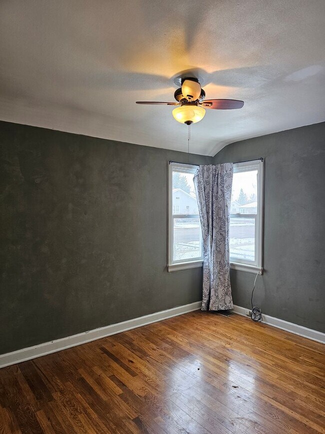 Building Photo - 915 W 28th St