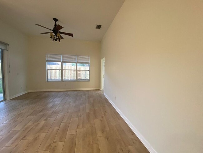 Building Photo - Your Dream Home Awaits! 5 bedroom 3 bath Single Family HOME!!