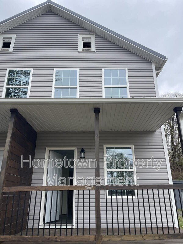 Building Photo - 252 River Rd