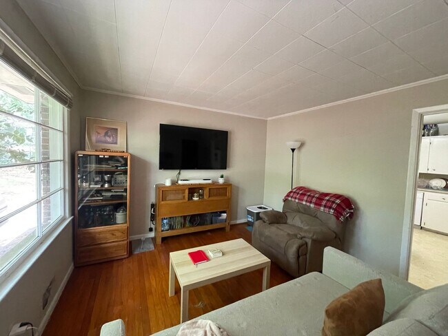 Building Photo - Knottingham Home Available