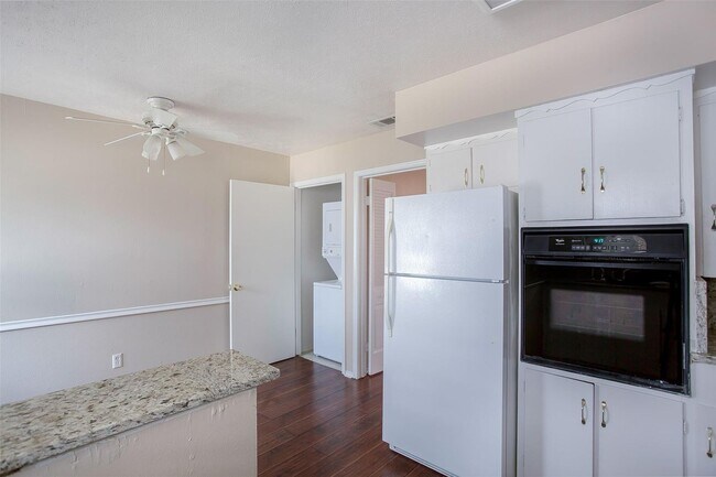 Building Photo - 2 Bedroom, 1 Bath Duplex in Lake Highlands