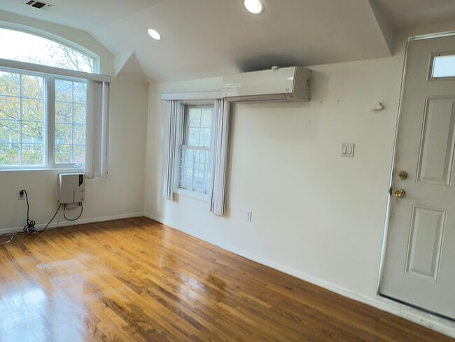 Building Photo - "Charming 2-Bedroom Retreat in Douglaston – Cozy Comfort with 710 Sq Ft of Living Space!"